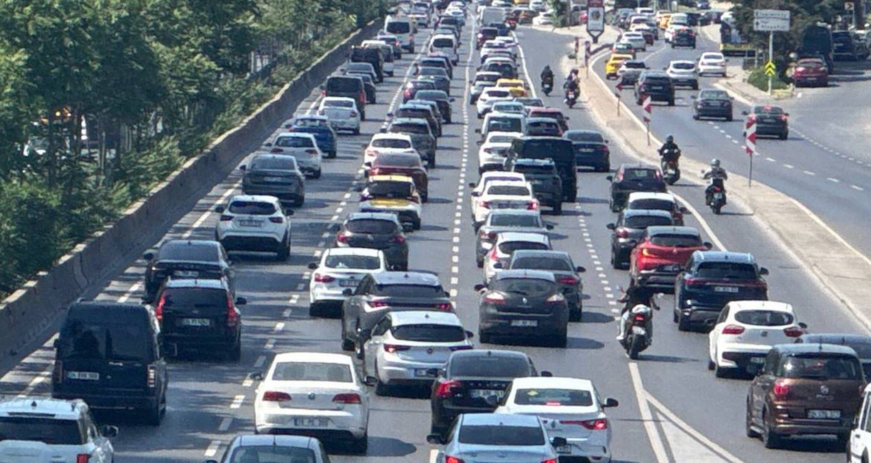 istanbulda haftanin dorduncu is gununde trafik yogunlugu yasandi KWUTmvgk