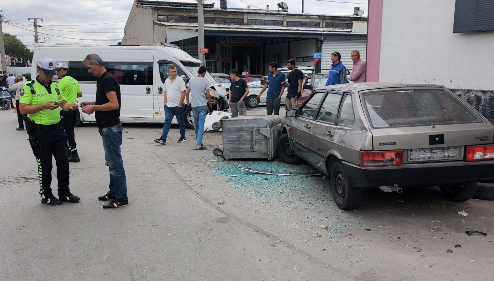 Kütahya’da servis minibüsü ile öğrenci servisi çarpıştı: Yaralılar var