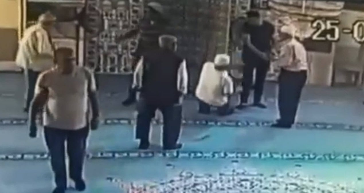 namaz sonrasi fenalasti hastaneye kaldirildi o anlar kamerada gvSe8vkk