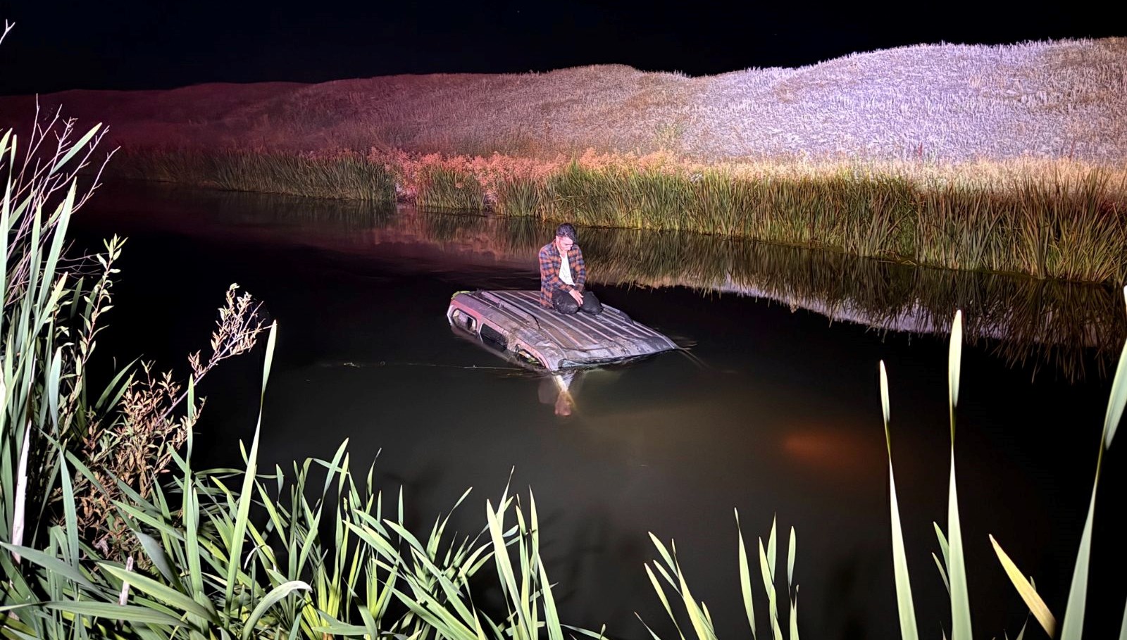 nehre dusen aracinin ustunde yardim bekledi tpJfFAwz