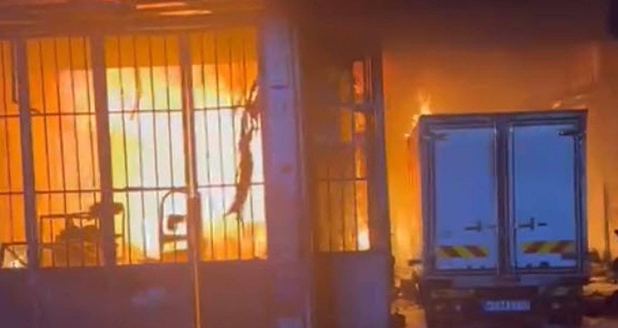 Sanayi sitesinde yangın çıktı! Dükkanlar ve araçlar yandı