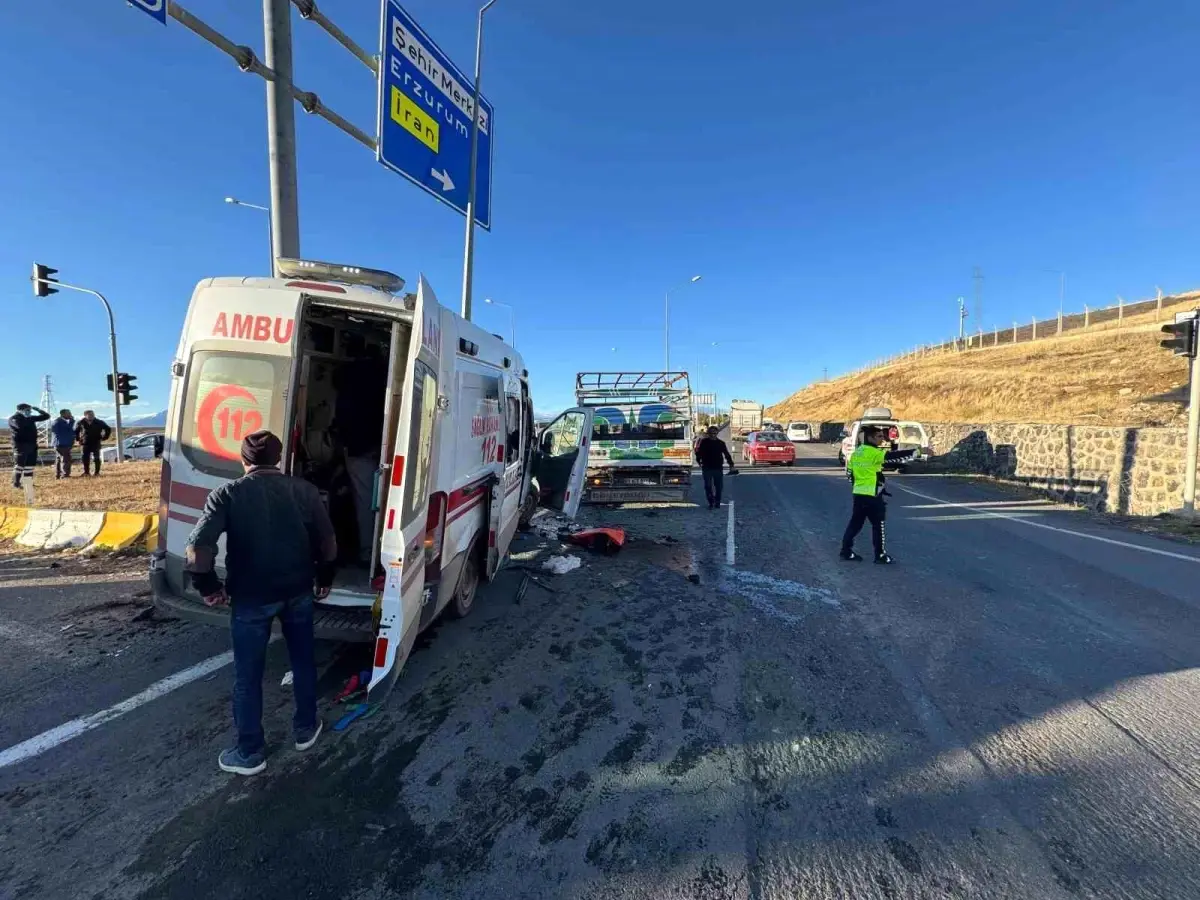 Ağrı’da Ambulans ve Kamyonet Çarpıştı: 7 Yaralı agrida ambulans ve kamyonet carpisti 7 yarali 6sUMpFZJ.jpg