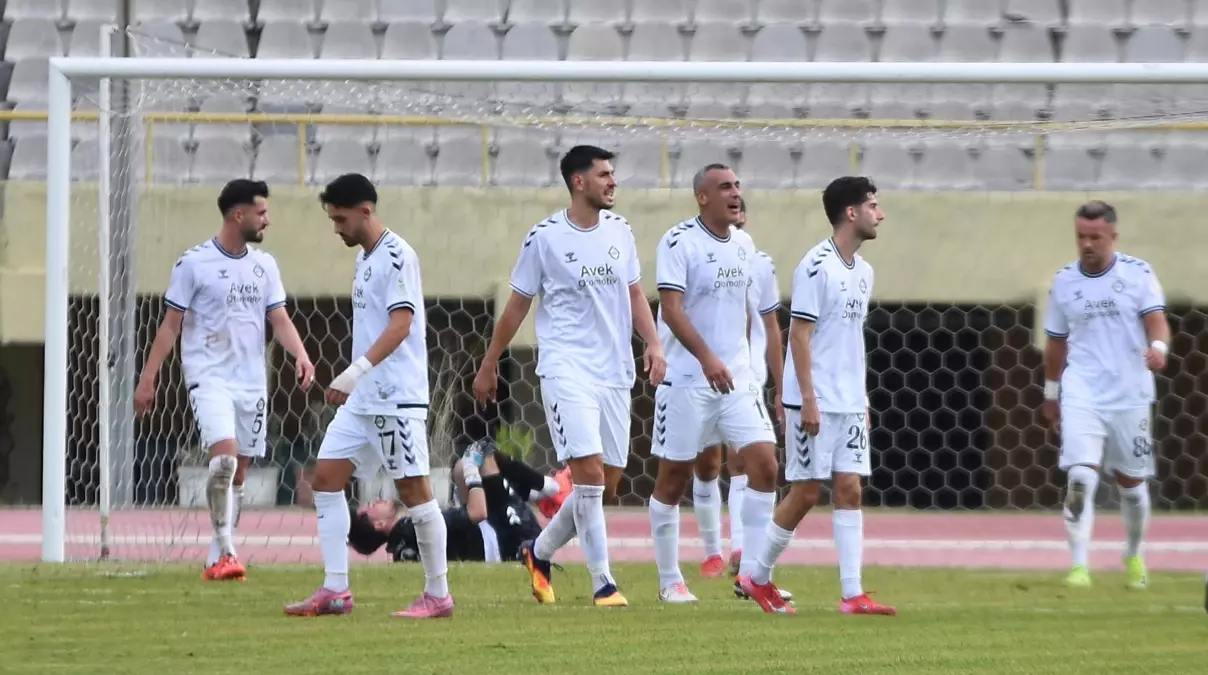 altayin kotu gidisi devam ediyor sokeye 4 1 maglup oldular zRTHAfc4.jpg