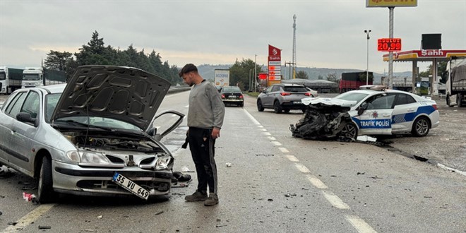 balikesirde polis araciyla carpisan otomobilin surucusu hastanede oldu pBHFuJaE.jpg