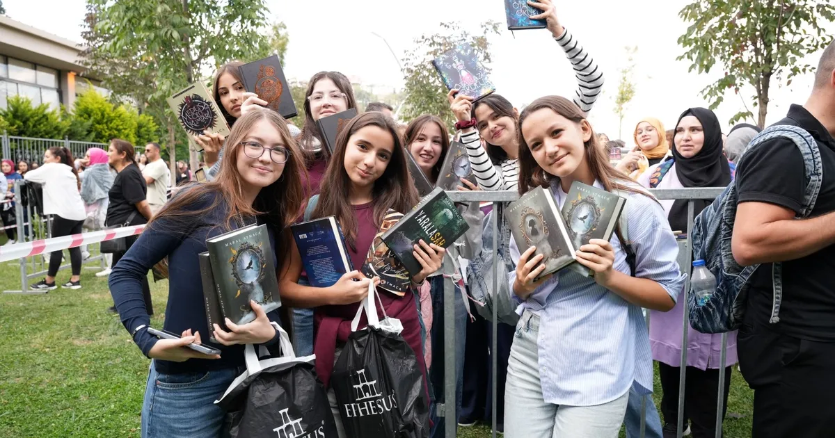 kocaeli kitap fuarinda kitap aski kuyruklara sigmadi JlQPvakG