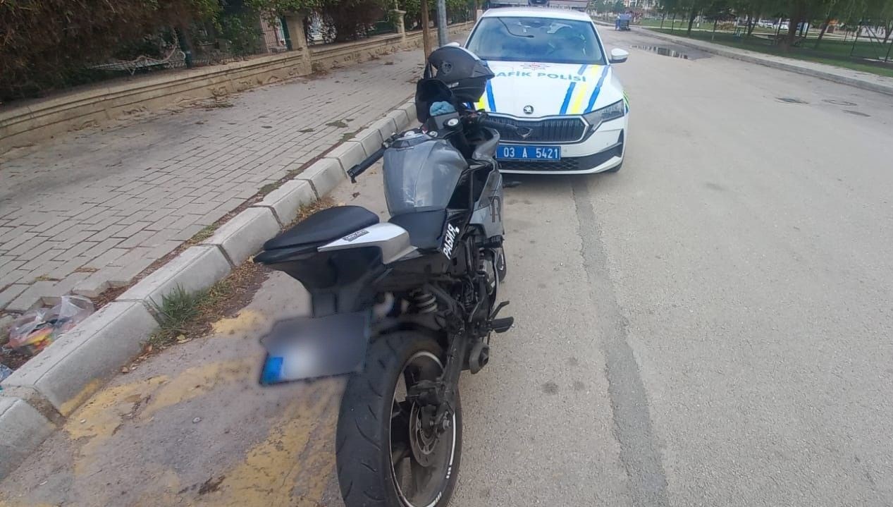 motosikletinin plakasini bantla degistiren surucu polise yakalandi 3NuMxPVy