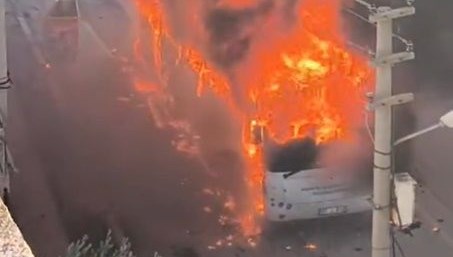 park halindeki ozel halk otobusu alev topuna dondu 2IT4ZLA9