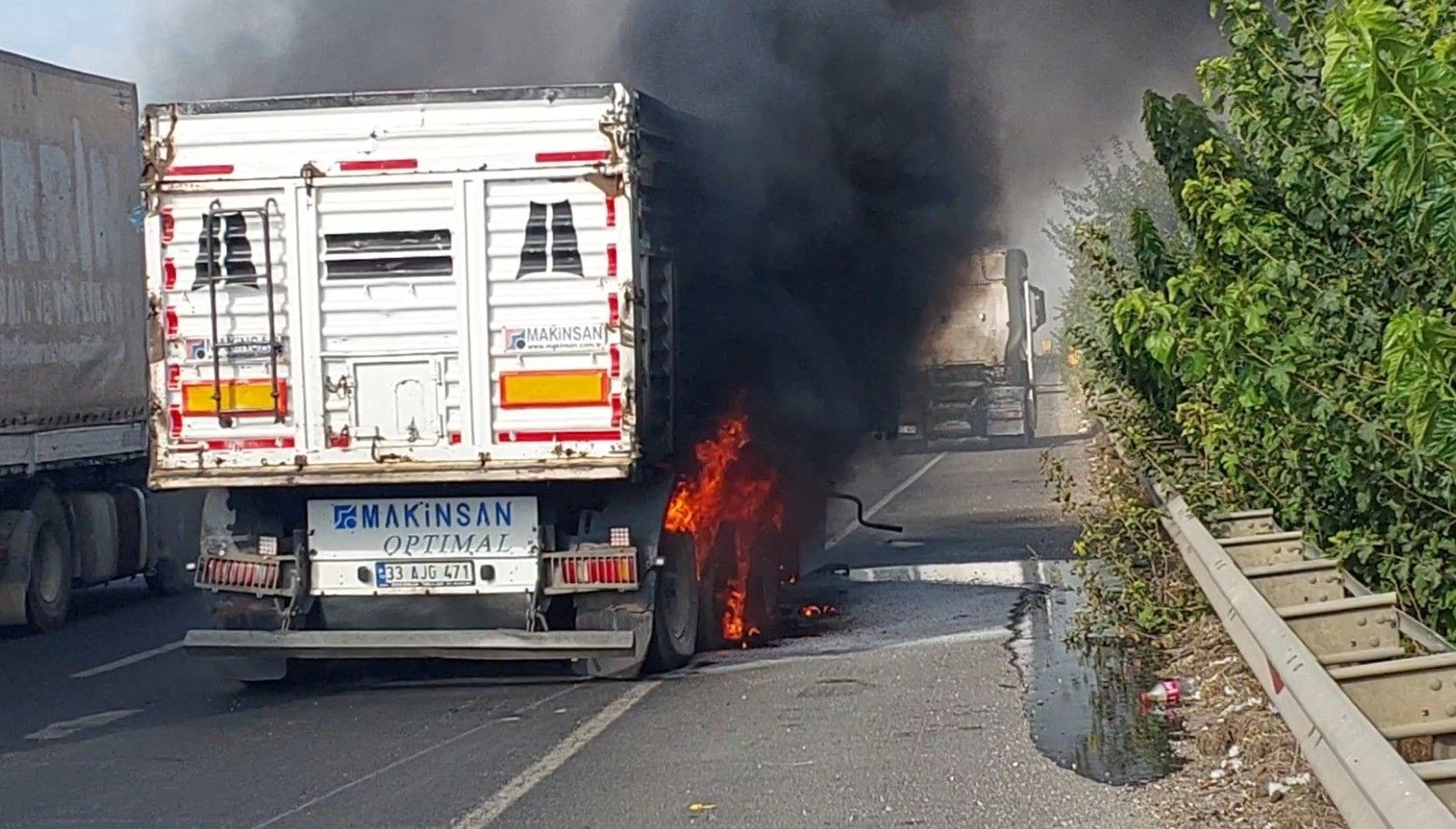 seyir halindeki tir alev alev yandi MaORk55b.jpg