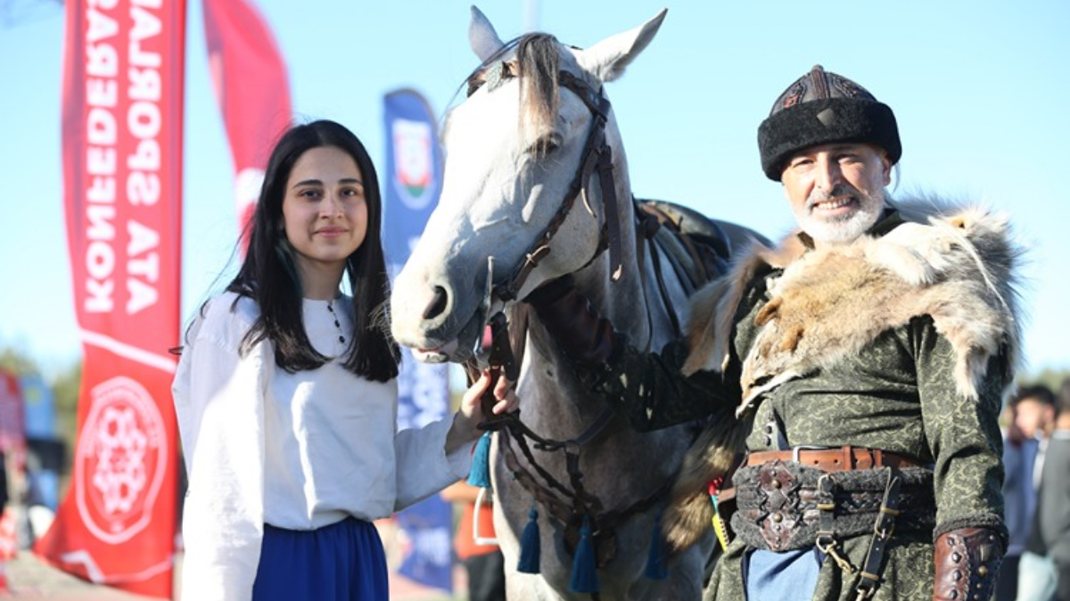 baba kizin nefes kesen atli gosterisi boynuz kulagi gecti MSETwRQA.jpg