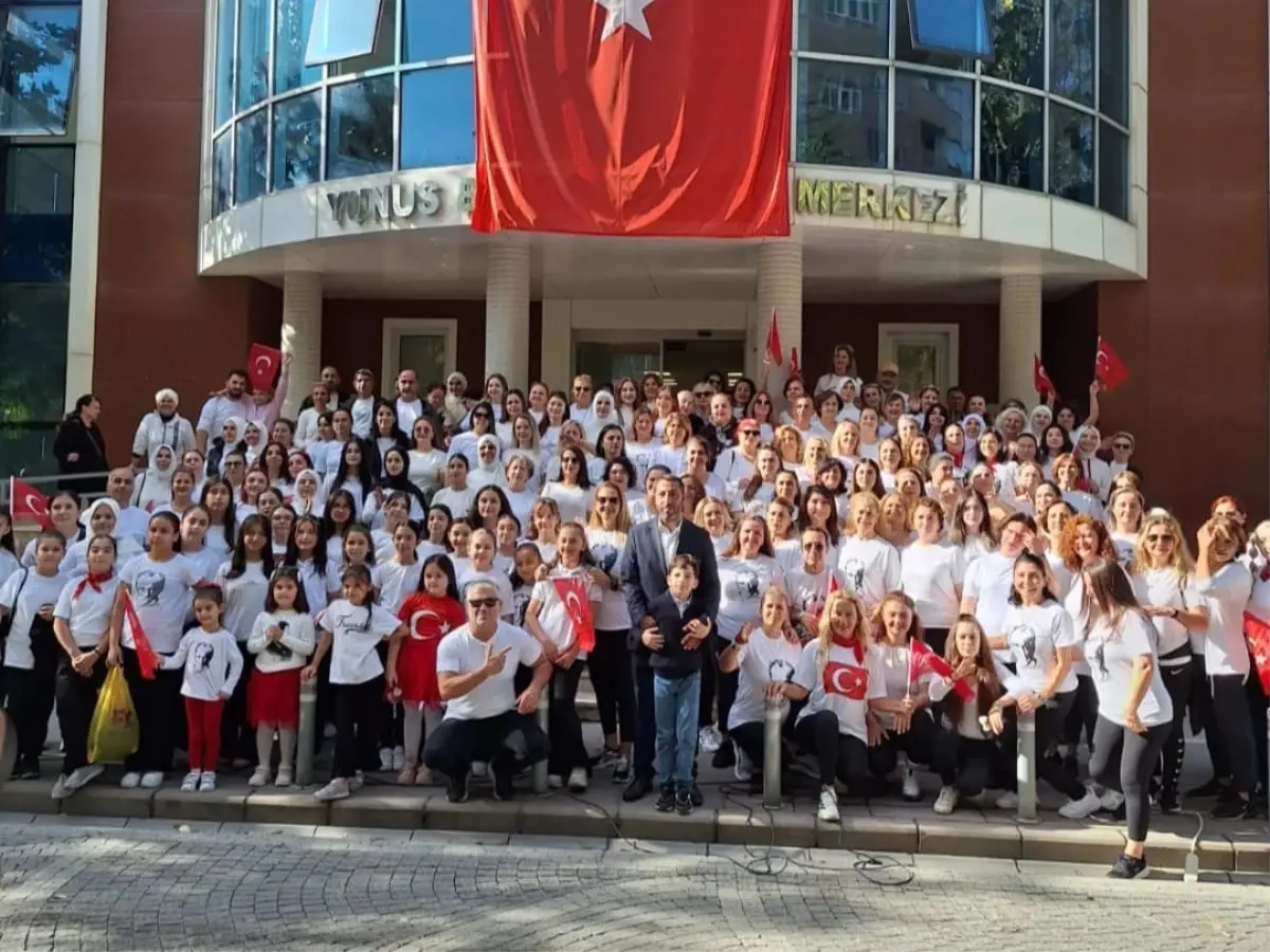 cumhuriyetin 102 yili sari zeybek ile kutlandi y512l8Np.jpg