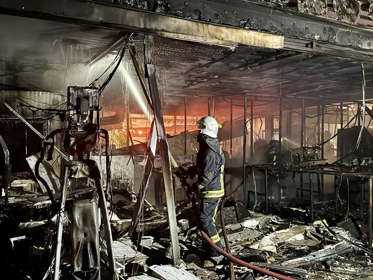 Konyaaltı’nda Kafe Yangını Söndürüldü