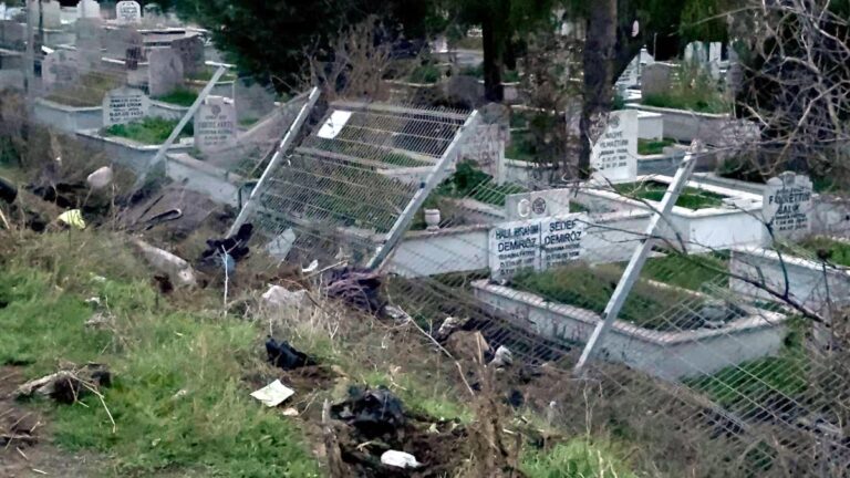 tekirdagda alkollu sahsin kullandigi arac mezarliga girdi Ged9wI7p.jpg