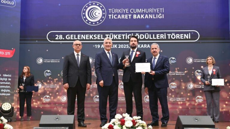 samsung-turkiyeye-tuketici-memnuniyetini-ilke-edinen-firma-odulu-ntXKQ4Sw.jpg