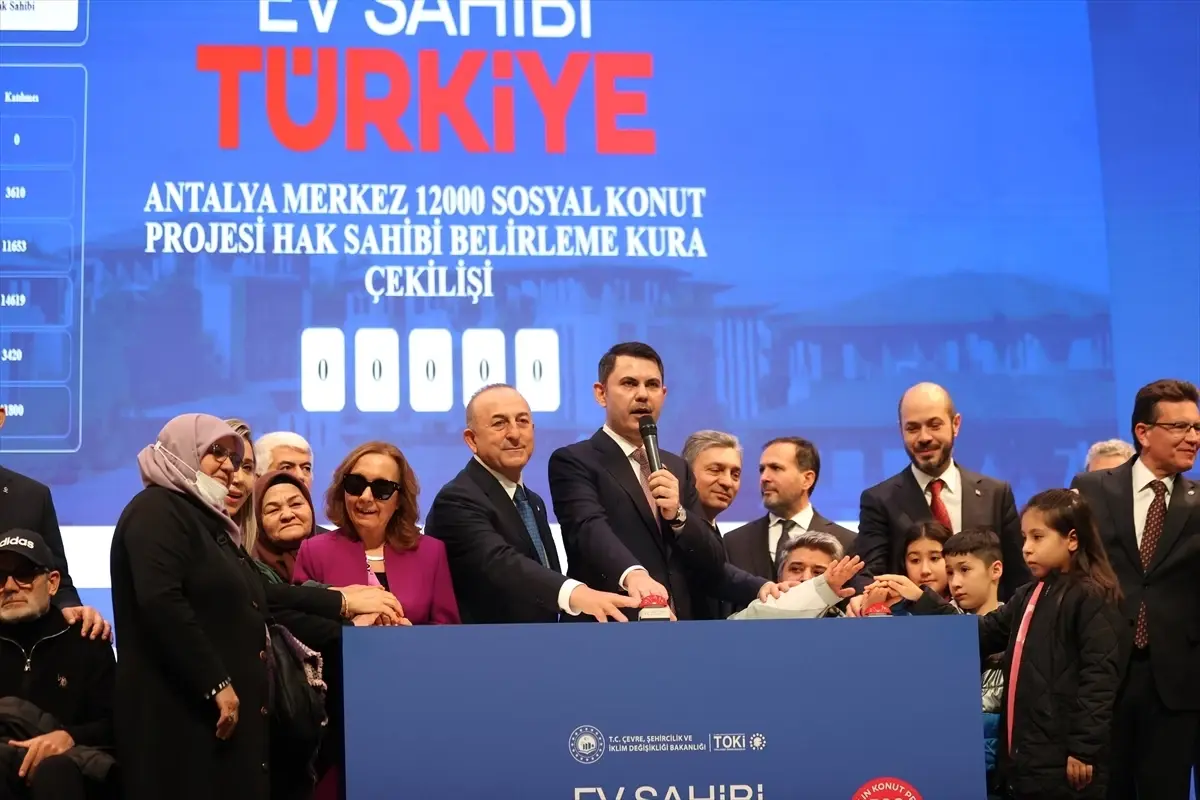 bakan-kurum-antalyada-ev-sahibi-turkiye-kura-cekim-toreninde-konustu-aciklamasi-Fcn2aERC.jpg