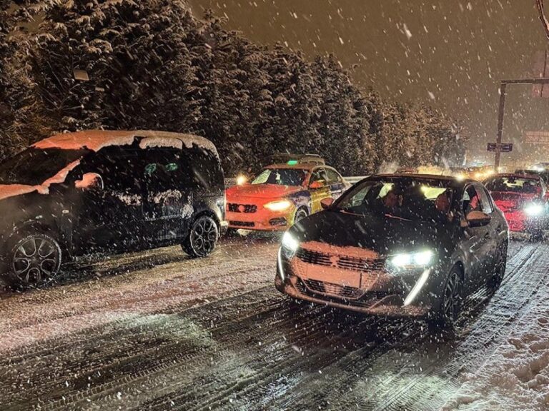 kar-yagdi-istanbulda-trafik-yuzde-80e-cikti-tUgOU9lC.jpg
