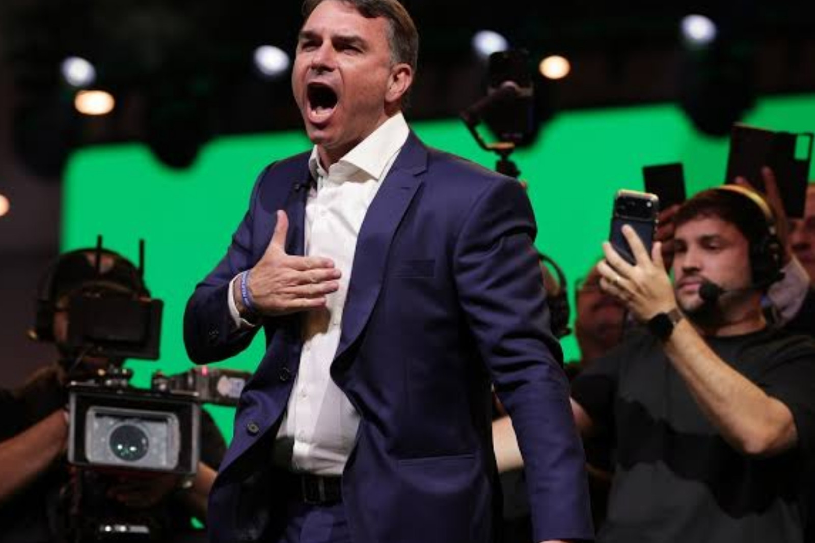 Eski brezilya devlet baskani jair bolsonaronun oglu senator flavio bolsonaro cumhurbaskani adayi oldu 1kHAsUSY